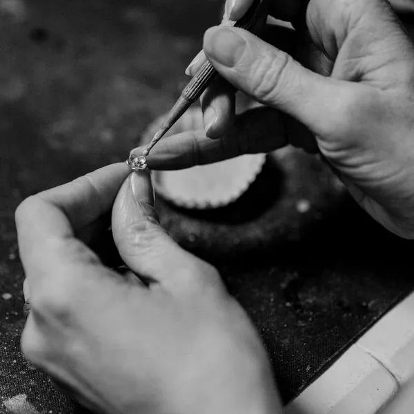 Les mains d’un bijoutier au travail