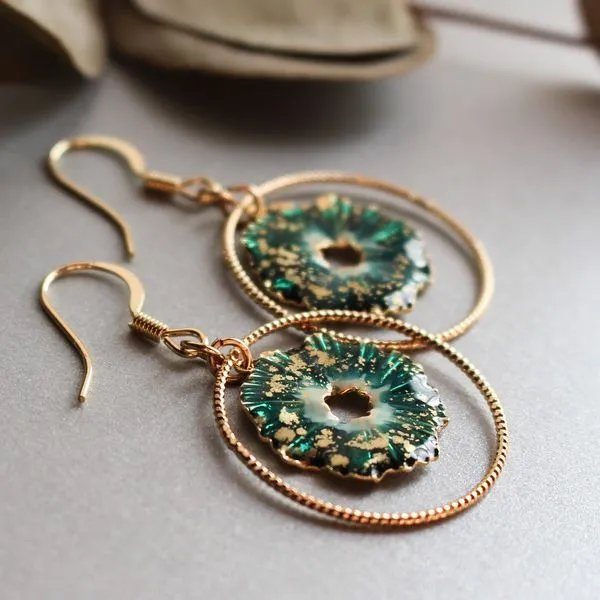 Boucles d’oreilles émaillées d’une créatrice de l’Assemblée