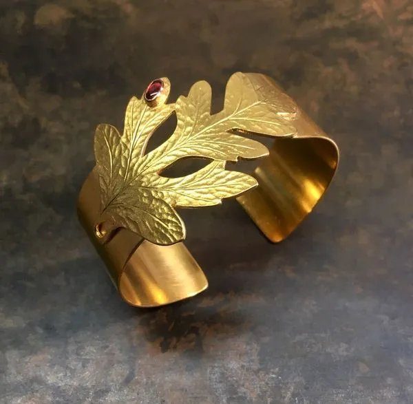 Bracelet doré aux feuilles de chêne