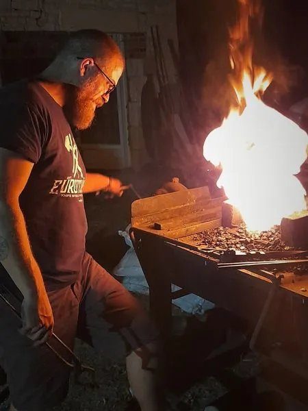 Le forgeron devant le feu