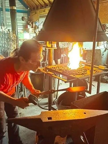 Un forgeron à l’enclume