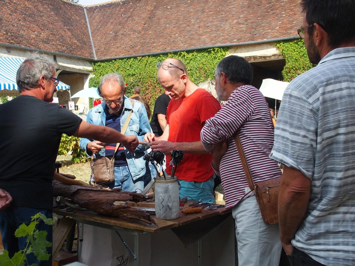 Le public autour d’un artisan au travail