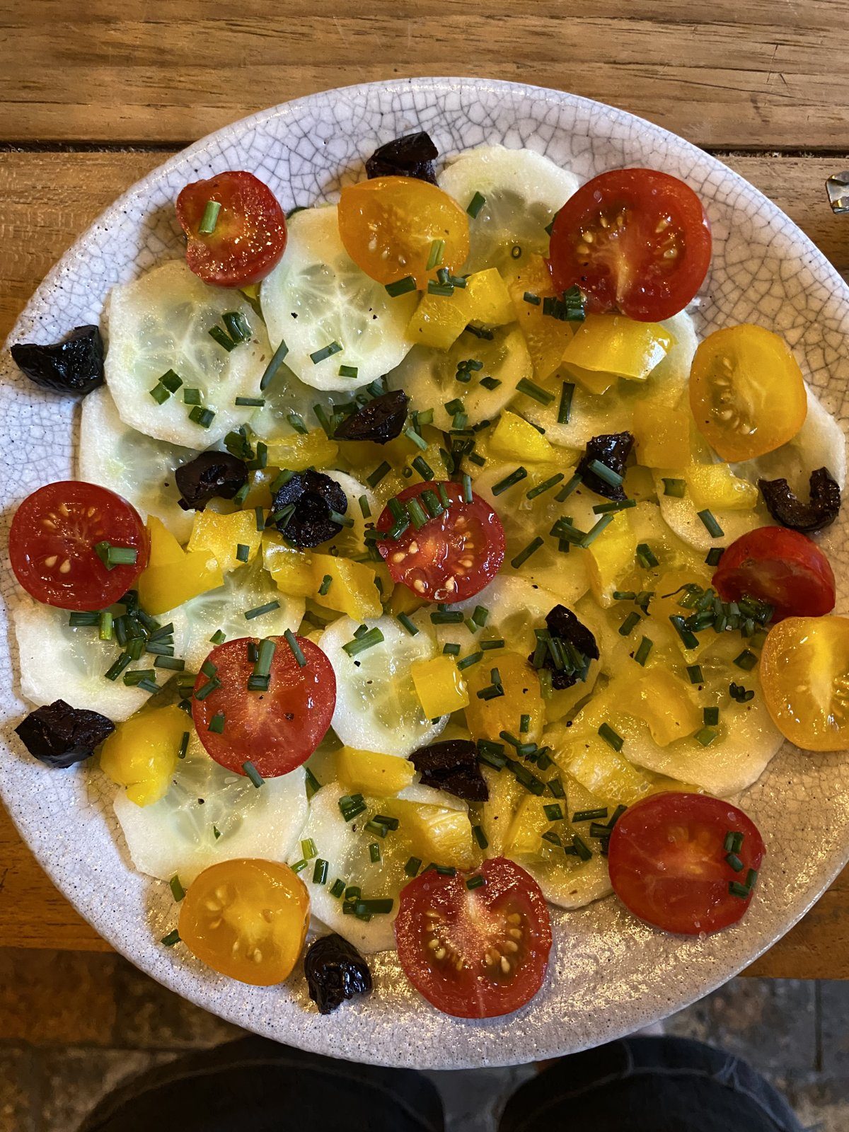 Tomates du jardin, mozzarella et olives, une assiette d’été