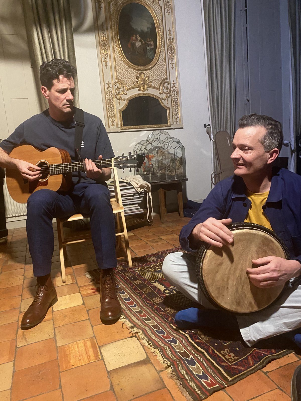 Guitare et percussion, sous les portraits du salon