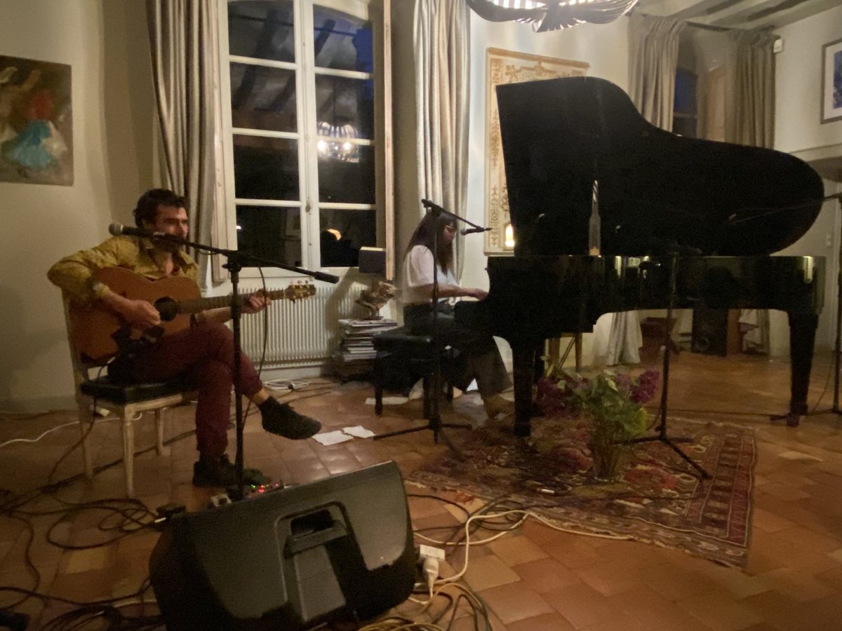 Guitare et piano dans le salon
