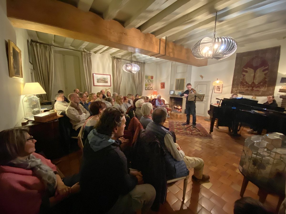 Concert dans le salon, le public sous les poutres