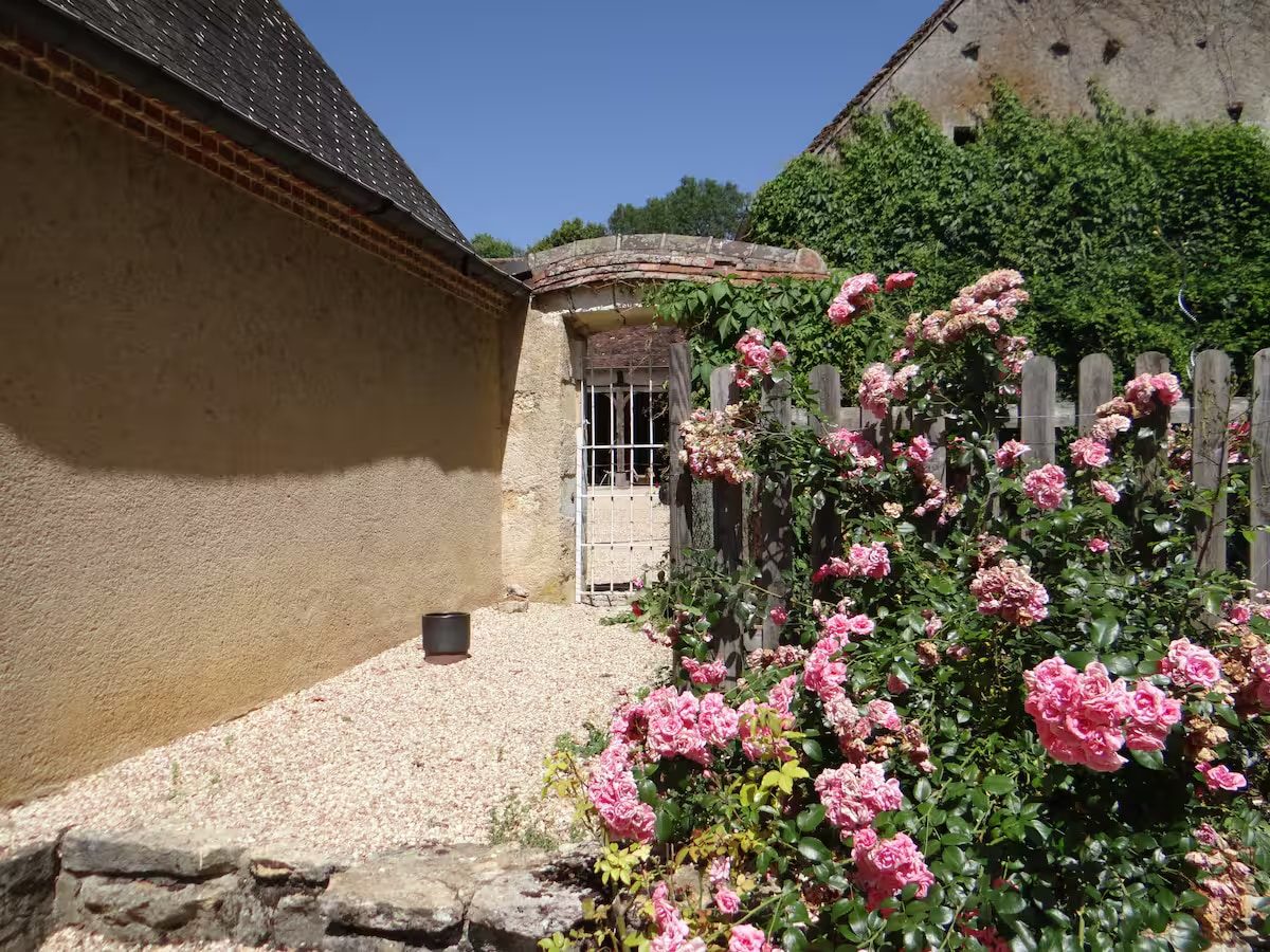 La cour principale et ses rosiers