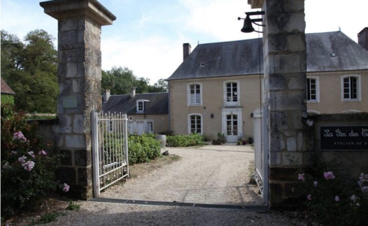 La façade vue du portail