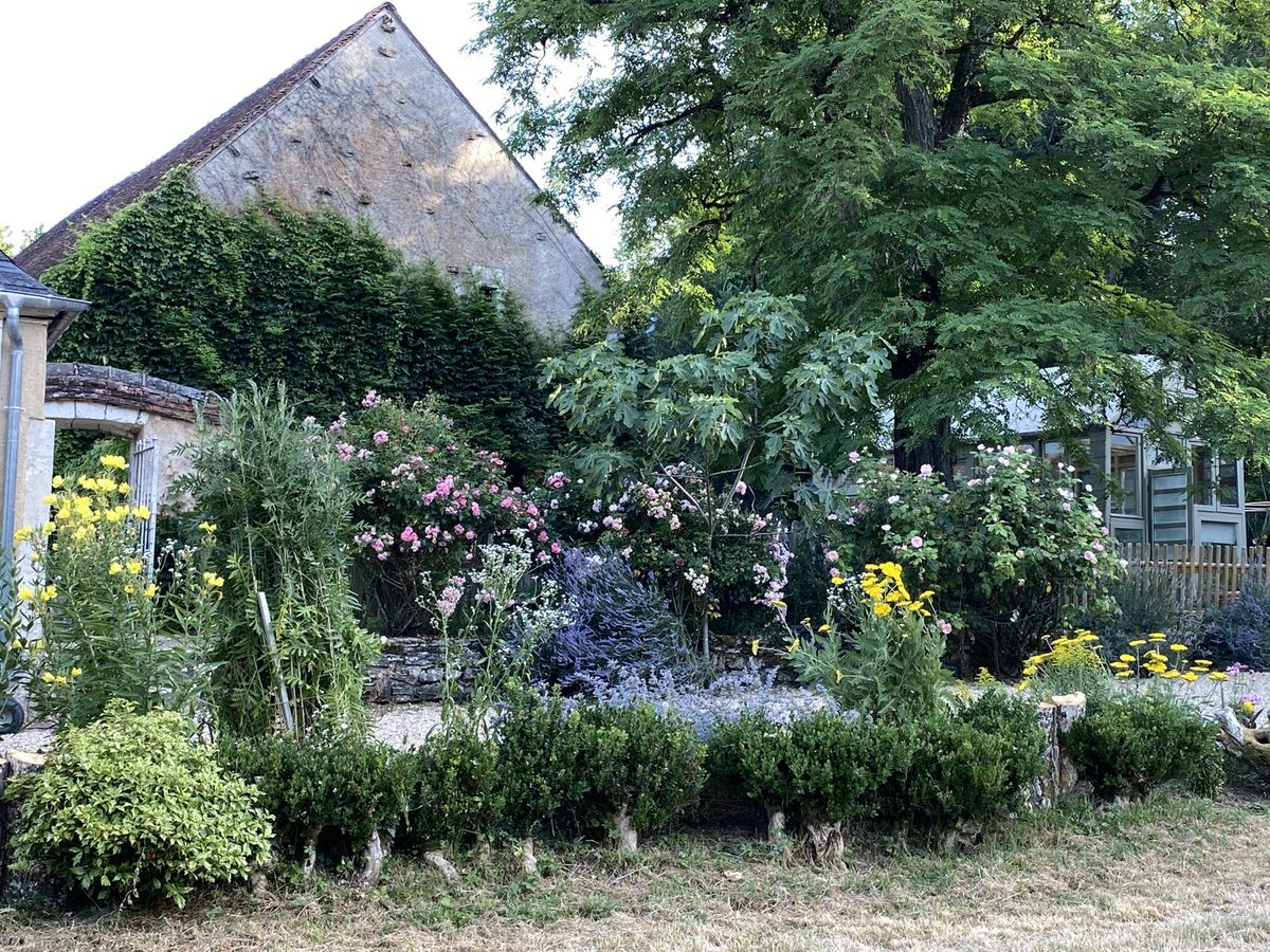 Le jardin devant la façade, au printemps