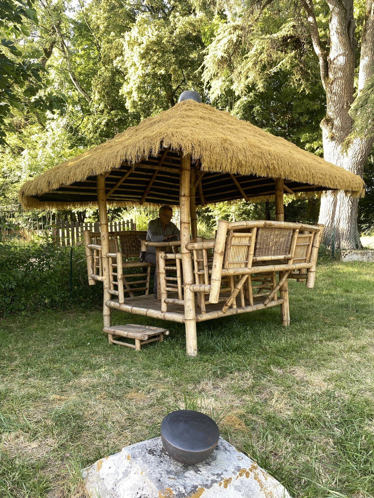 Le kiosque de paille, à l’ombre du parc