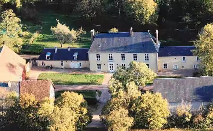 La maison de maître et ses dépendances, vues du ciel