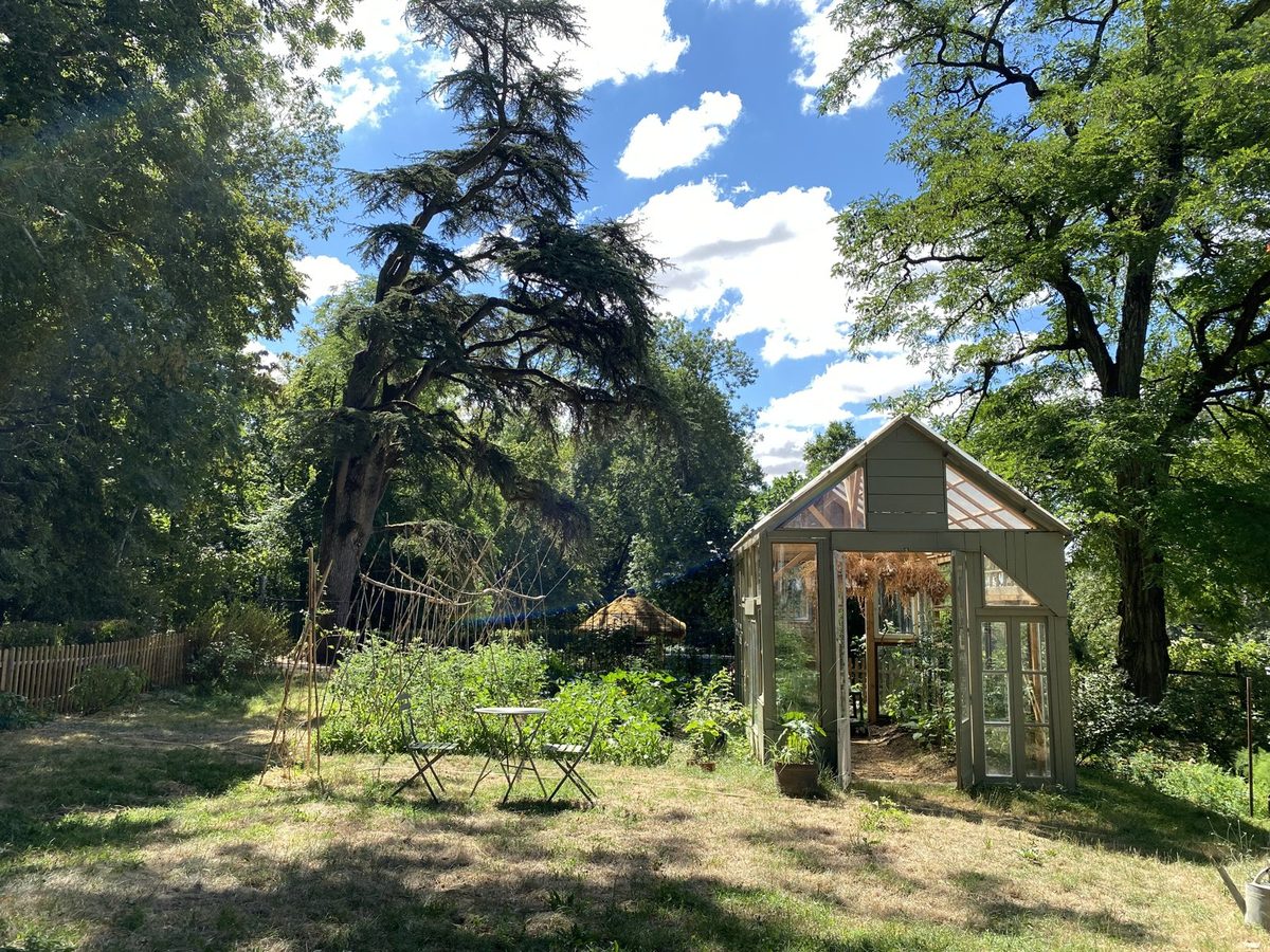 Le parc, la petite serre et les chaises sous le cèdre