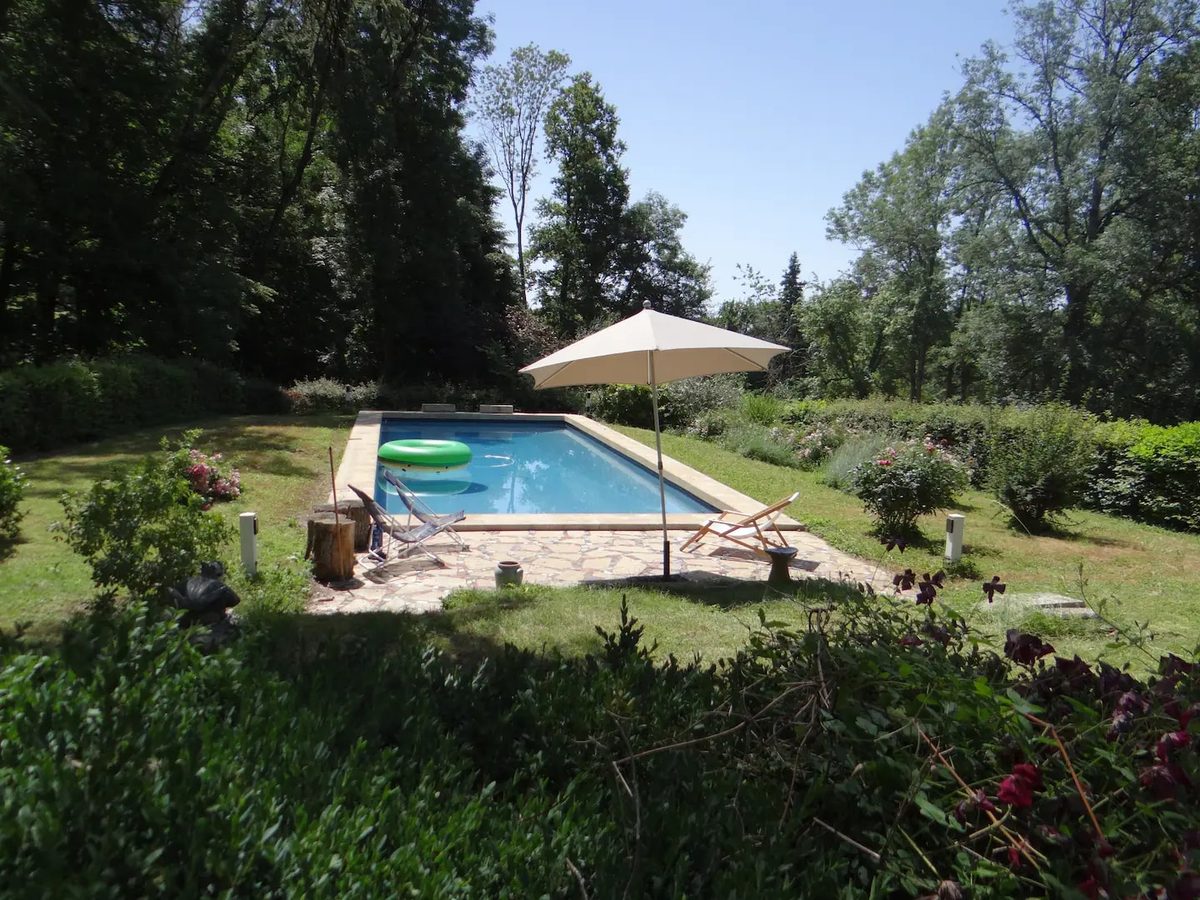 La piscine chauffée au milieu du parc