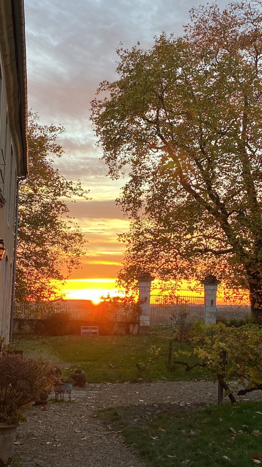 Le soleil couchant vu du portail