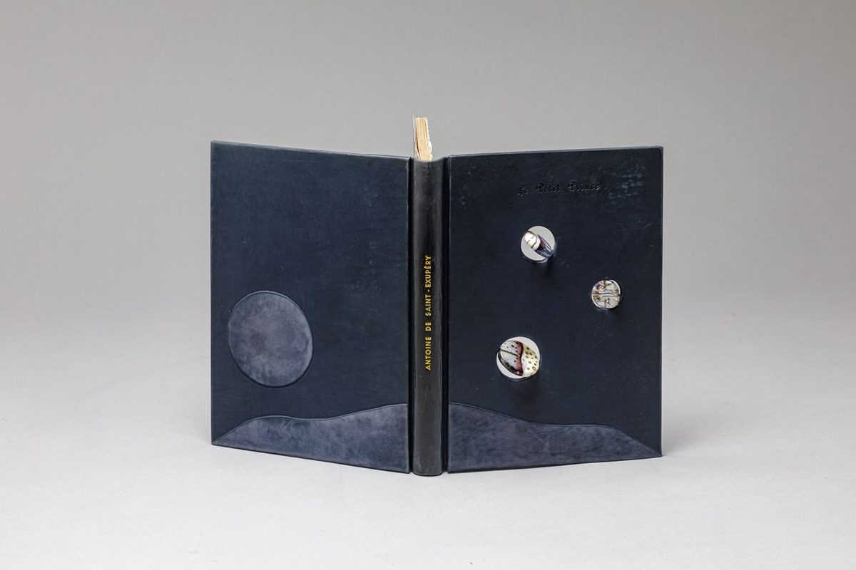 Reliure noire à la lune