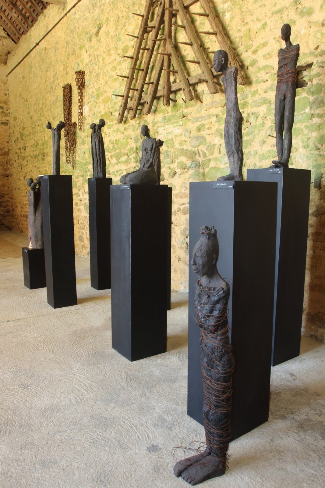 Sculptures exposées dans la grange