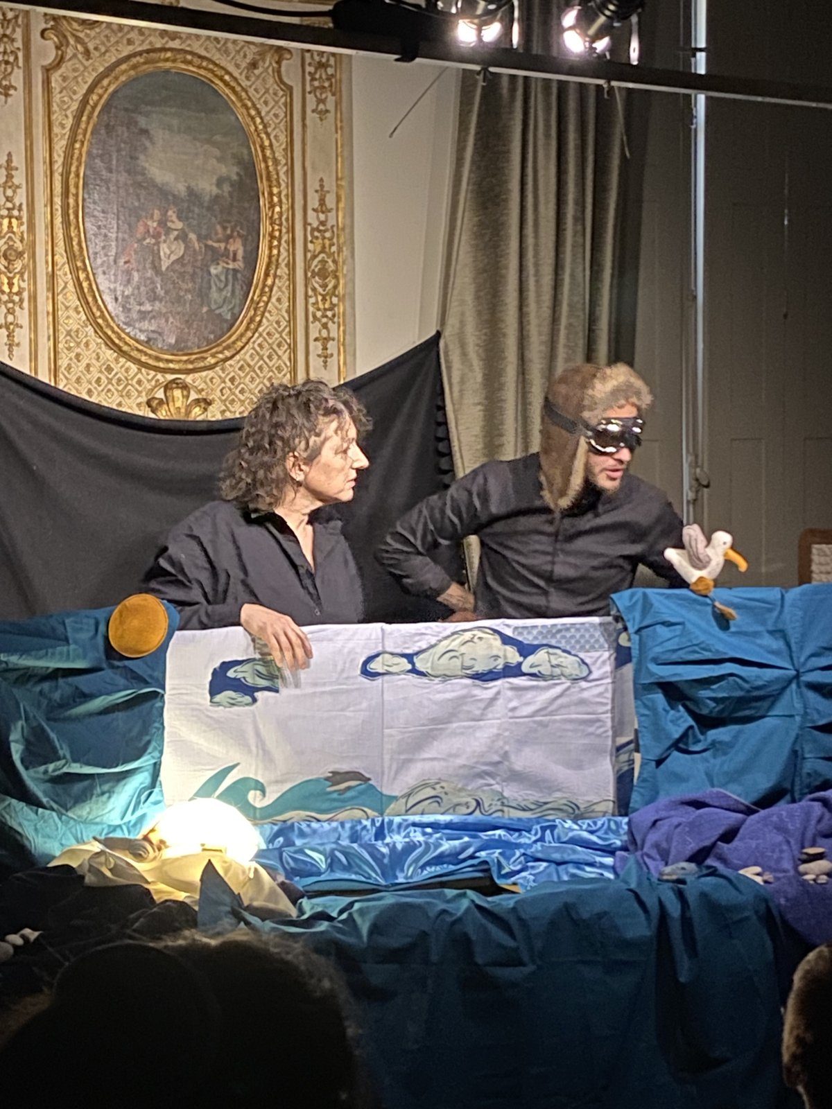 Spectacle de marionnettes dans le salon